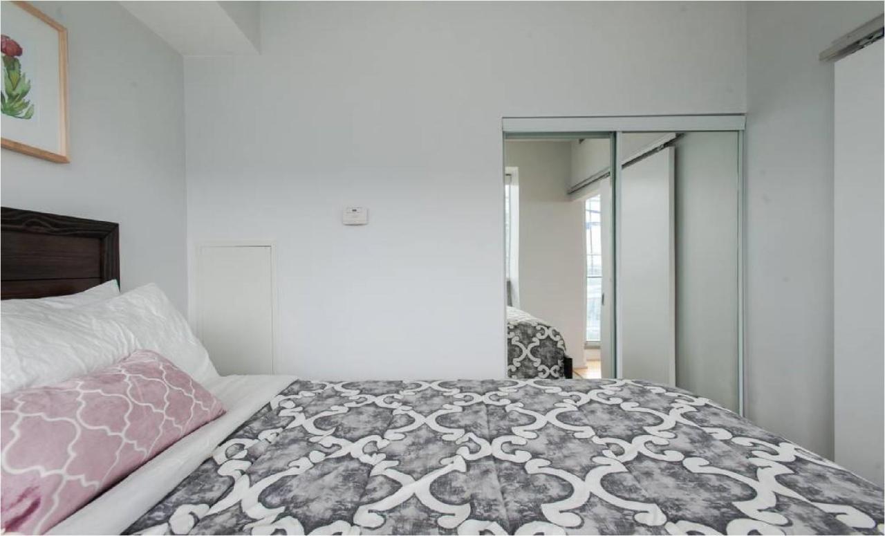 Toronto Downtown Core Two Bedroom Condo With Cn Tower View, Free Parking Экстерьер фото